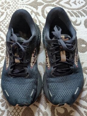 Women’s Brooks Adrenaline GTS 22 Athletic Sneakers with Leopard Accent